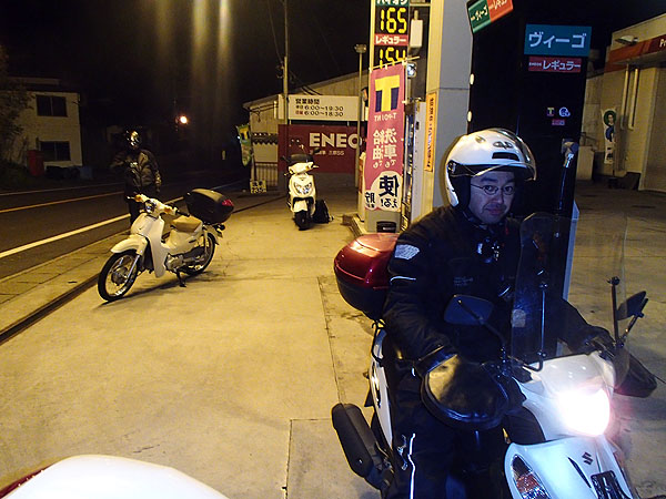 ガソリンスタンドに閉店ギリギリで滑り込んだ